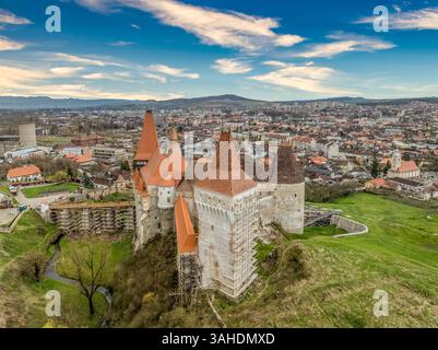 Architektonische Merkmale der Burg Hunedoara: Eine Studie über mittelalterliches Design Stockfoto