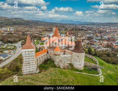 Architektonische Merkmale der Burg Hunedoara: Eine Studie über mittelalterliches Design Stockfoto