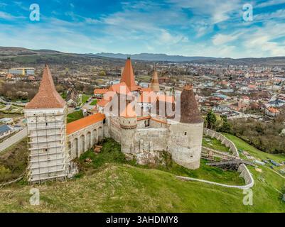Siebenbürgische Gotik: Die hoch aufragenden Türme von Hunedoara Castle Stockfoto