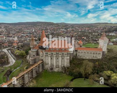 Siebenbürgische Gotik: Die hoch aufragenden Türme von Hunedoara Castle Stockfoto
