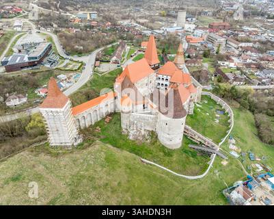 Der Stein und die Struktur des Hunedoara Castle: Ein architektonischer Überblick Stockfoto