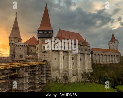 Ein detaillierter Blick auf die Türme und Zinnen der Burg Corvin in Hunedoara, Burg Vajdahunyad Rumänien mit Sonnenuntergang Stockfoto