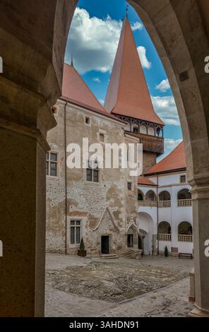 Innenhof der Burg Hunedoara Vajdahunyad mit Gotik- und Renaissancepalast und Torturm durch die Bögen Stockfoto