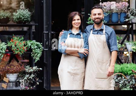 Öko-Café im Freien, kleine Familiengeschäfte und Kundenbesprechung nach dem 19. Covid Stockfoto