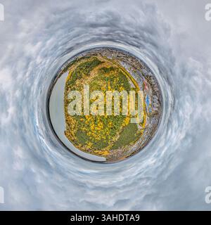 Großes Seesystem in hellem Sonnenlicht, Luftlandschaft. Freizeitkonzept. Spiegelung des Himmels. Ökologie in Europa. Luftaufnahme. Modus „kleine Planetenkugel“. Stockfoto
