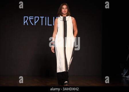 Model auf der Landebahn für Reptilia während der 59. Ausgabe der Sao Paulo Fashion Week, Model auf der Landebahn für Reptilia während der 59. Ausgabe der Sao Paulo Fashion Week, die im Shopping JK Iguatemi in der Westzone von Sao Paulo stattfand. Soo PAULO SP BRASILIEN Copyright: XMarinaxUezimax Stockfoto