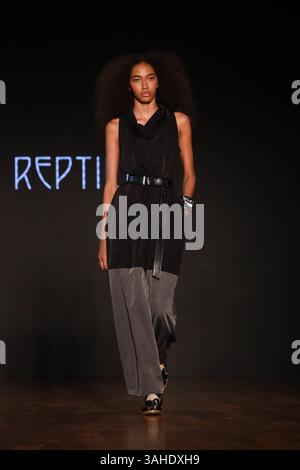 Model auf der Landebahn für Reptilia während der 59. Ausgabe der Sao Paulo Fashion Week, Model auf der Landebahn für Reptilia während der 59. Ausgabe der Sao Paulo Fashion Week, die im Shopping JK Iguatemi in der Westzone von Sao Paulo stattfand. Soo PAULO SP BRASILIEN Copyright: XMarinaxUezimax Stockfoto