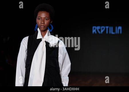 Model auf der Landebahn für Reptilia während der 59. Ausgabe der Sao Paulo Fashion Week, Model auf der Landebahn für Reptilia während der 59. Ausgabe der Sao Paulo Fashion Week, die im Shopping JK Iguatemi in der Westzone von Sao Paulo stattfand. Soo PAULO SP BRASILIEN Copyright: XCicaxNederx Stockfoto