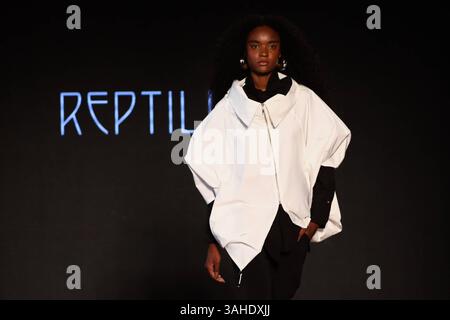Model auf der Landebahn für Reptilia während der 59. Ausgabe der Sao Paulo Fashion Week, Model auf der Landebahn für Reptilia während der 59. Ausgabe der Sao Paulo Fashion Week, die im Shopping JK Iguatemi in der Westzone von Sao Paulo stattfand. Soo PAULO SP BRASILIEN Copyright: XMarinaxUezimax Stockfoto