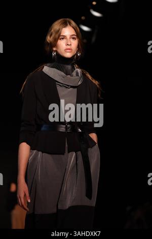Model auf der Landebahn für Reptilia während der 59. Ausgabe der Sao Paulo Fashion Week, Model auf der Landebahn für Reptilia während der 59. Ausgabe der Sao Paulo Fashion Week, die im Shopping JK Iguatemi in der Westzone von Sao Paulo stattfand. Soo PAULO SP BRASILIEN Copyright: XCicaxNederx Stockfoto