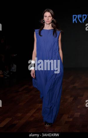 Model auf der Landebahn für Reptilia während der 59. Ausgabe der Sao Paulo Fashion Week, Model auf der Landebahn für Reptilia während der 59. Ausgabe der Sao Paulo Fashion Week, die im Shopping JK Iguatemi in der Westzone von Sao Paulo stattfand. Soo PAULO SP BRASILIEN Copyright: XCicaxNederx Stockfoto