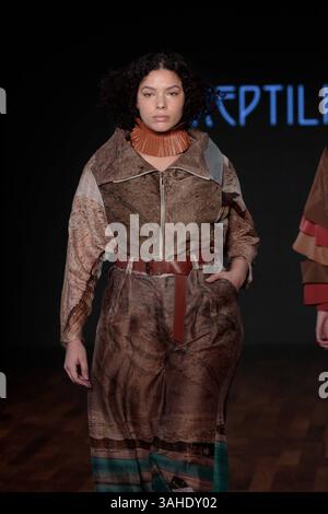 Model auf der Landebahn für Reptilia während der 59. Ausgabe der Sao Paulo Fashion Week, Model auf der Landebahn für Reptilia während der 59. Ausgabe der Sao Paulo Fashion Week, die im Shopping JK Iguatemi in der Westzone von Sao Paulo stattfand. Soo PAULO SP BRASILIEN Copyright: XCicaxNederx Stockfoto