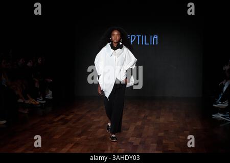 Model auf der Landebahn für Reptilia während der 59. Ausgabe der Sao Paulo Fashion Week, Model auf der Landebahn für Reptilia während der 59. Ausgabe der Sao Paulo Fashion Week, die im Shopping JK Iguatemi in der Westzone von Sao Paulo stattfand. Soo PAULO SP BRASILIEN Copyright: XCicaxNederx Stockfoto