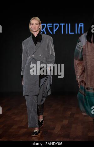 Model auf der Landebahn für Reptilia während der 59. Ausgabe der Sao Paulo Fashion Week, Model auf der Landebahn für Reptilia während der 59. Ausgabe der Sao Paulo Fashion Week, die im Shopping JK Iguatemi in der Westzone von Sao Paulo stattfand. Soo PAULO SP BRASILIEN Copyright: XCicaxNederx Stockfoto