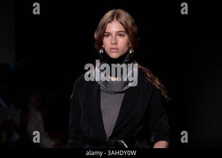 Model auf der Landebahn für Reptilia während der 59. Ausgabe der Sao Paulo Fashion Week, Model auf der Landebahn für Reptilia während der 59. Ausgabe der Sao Paulo Fashion Week, die im Shopping JK Iguatemi in der Westzone von Sao Paulo stattfand. Soo PAULO SP BRASILIEN Copyright: XCicaxNederx Stockfoto