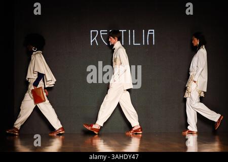 Model auf der Landebahn für Reptilia während der 59. Ausgabe der Sao Paulo Fashion Week, Model auf der Landebahn für Reptilia während der 59. Ausgabe der Sao Paulo Fashion Week, die im Shopping JK Iguatemi in der Westzone von Sao Paulo stattfand. Soo PAULO SP BRASILIEN Copyright: XCicaxNederx Stockfoto