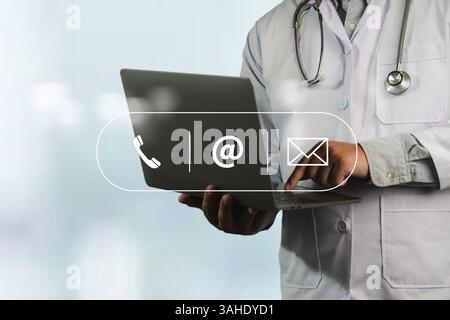 Doktor zeigen plese Kontakt Kontakt Telefon Telefon E-Mail-Adresse mit einer digitalen Marketing-App für globale Online-Kommunikation und Smart Stockfoto