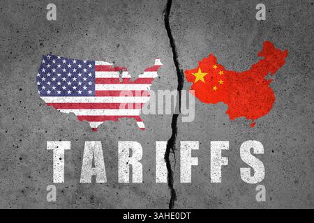 Flaggenkarte von USA und China auf gerissener Wand gemalt. China und die Vereinigten Staaten von Amerika Handels- und Zollkrieg. Stockfoto