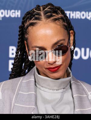 SANTA MONICA, LOS ANGELES, KALIFORNIEN, USA – 5. APRIL: Die US-amerikanische Sängerin, Songwriterin und klassische Pianistin Alicia Keys, die einen Anzug aus Angst vor Gott trägt, kommt zur 11. Breakthrough Prize-Zeremonie, die am 5. April 2025 im Barker Hangar in Santa Monica, Los Angeles, Kalifornien, USA, stattfindet. (Foto: Xavier Collin/Image Press Agency) Stockfoto