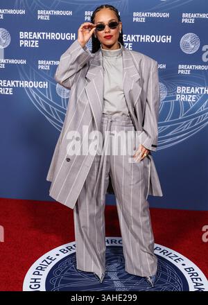 SANTA MONICA, LOS ANGELES, KALIFORNIEN, USA – 5. APRIL: Die US-amerikanische Sängerin, Songwriterin und klassische Pianistin Alicia Keys, die einen Anzug aus Angst vor Gott trägt, kommt zur 11. Breakthrough Prize-Zeremonie, die am 5. April 2025 im Barker Hangar in Santa Monica, Los Angeles, Kalifornien, USA, stattfindet. (Foto: Xavier Collin/Image Press Agency) Stockfoto