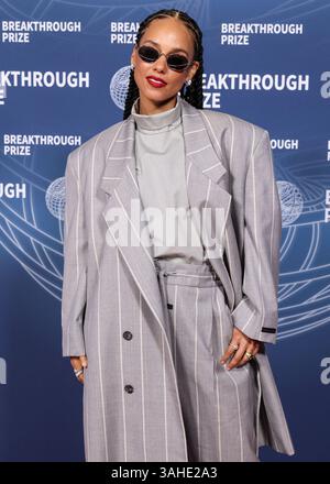SANTA MONICA, LOS ANGELES, KALIFORNIEN, USA – 5. APRIL: Die US-amerikanische Sängerin, Songwriterin und klassische Pianistin Alicia Keys, die einen Anzug aus Angst vor Gott trägt, kommt zur 11. Breakthrough Prize-Zeremonie, die am 5. April 2025 im Barker Hangar in Santa Monica, Los Angeles, Kalifornien, USA, stattfindet. (Foto: Xavier Collin/Image Press Agency) Stockfoto