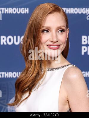 SANTA MONICA, LOS ANGELES, KALIFORNIEN, USA – 5. APRIL: Die US-amerikanische Schauspielerin und Produzentin Jessica Chastain trägt Gucci und Damiani Schmuck und kommt bei der 11. Breakthrough Prize-Zeremonie am 5. April 2025 im Barker Hangar in Santa Monica, Los Angeles, Kalifornien. (Foto: Xavier Collin/Image Press Agency) Stockfoto