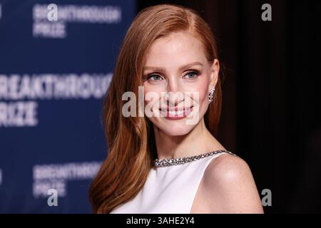 SANTA MONICA, LOS ANGELES, KALIFORNIEN, USA – 5. APRIL: Die US-amerikanische Schauspielerin und Produzentin Jessica Chastain trägt Gucci und Damiani Schmuck und kommt bei der 11. Breakthrough Prize-Zeremonie am 5. April 2025 im Barker Hangar in Santa Monica, Los Angeles, Kalifornien. (Foto: Xavier Collin/Image Press Agency) Stockfoto
