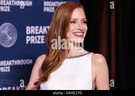 SANTA MONICA, LOS ANGELES, KALIFORNIEN, USA – 5. APRIL: Die US-amerikanische Schauspielerin und Produzentin Jessica Chastain trägt Gucci und Damiani Schmuck und kommt bei der 11. Breakthrough Prize-Zeremonie am 5. April 2025 im Barker Hangar in Santa Monica, Los Angeles, Kalifornien. (Foto: Xavier Collin/Image Press Agency) Stockfoto