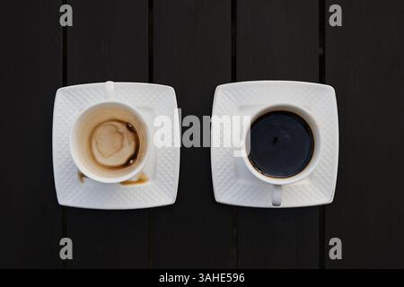 Eine Tasse Kaffee steht zum Frühstück bereit, um den Morgen vor der Arbeitszeit zu erwachen und zu erfrischen Stockfoto