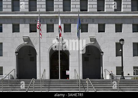 LOS ANGELES, KALIFORNIEN - 7. April 2025: Die Justizhalle ist das älteste erhaltene Regierungsgebäude im Los Angeles Civic Center. Stockfoto