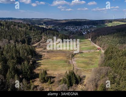 Grasellenbach, Deutschland. April 2025. Dieser Ofen wird von Wasserbüffeln geöffnet. Der Landesrat Darmstadt (RP) setzt zur Umsetzung des Hessischen Klimaplans Moorschutzmaßnahmen um. Zwei Bauern und Viehzüchter im südhessischen Landkreis Bergstraße helfen mit ihren Wasserbüffeln und Galloway-Rindern, einen Ofen offen zu halten. Mauren können eine unglaubliche Menge an Wasser und CO2 speichern. Darlegung: Andreas Arnold/dpa/Alamy Live News Stockfoto