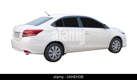 Ansicht von der rechten Seite und Rückansicht der weißen Sportlimousine ist isoliert auf weißem Hintergrund mit Beschneidungspfad. Stockfoto