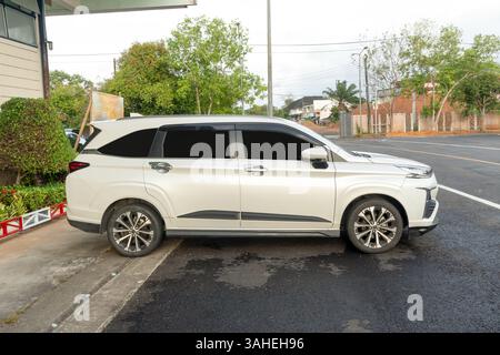 Weißer Sport-SUV mit Blick von der rechten Seite parkt auf freiem Gelände vor dem Haus oder dem Haus. Stockfoto
