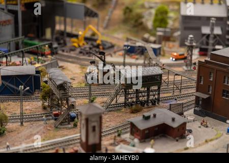 Spielzeugmodell einer Eisenbahn mit Eisenbahnwaggons Stockfoto