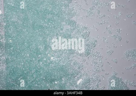 Zerbrochenes Fenster auf einem Fliesenboden Stockfoto