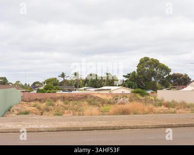 Freies Grundstück umgeben von Häusern in Kingscote, Kangaroo Island in South Australia, Australien. Stockfoto