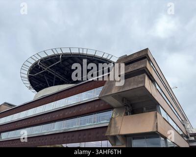 LJUBLJANA, SLOWENIEN – MÄRZ 2025: Ein Blick auf das Gebäude des Universitätsklinikums (UKC) in Ljubljana, Slowenien, mit einem Hubschrauberlandeck auf dem Dach Stockfoto