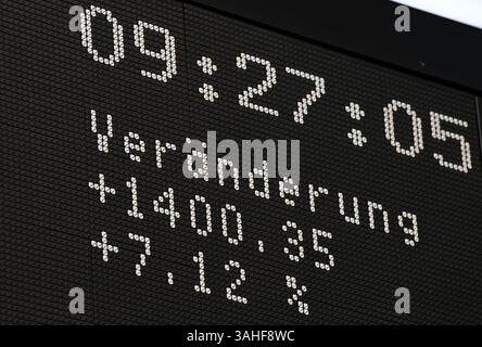 10. April 2025, Hessen, Frankfurt/Main: Die Anzeigetafel der Frankfurter Börse mit Dax-Kurve zeigt einen Zwischensprung von 1400 Punkten ( 7%). Als Reaktion auf die Aussetzung der US-Sonderzölle für zahlreiche Länder stieg der Dax zu Beginn des Handels um rund acht Prozent. Foto: Arne Dedert/dpa Stockfoto