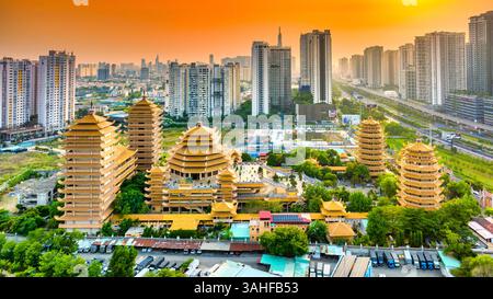 Aus der Vogelperspektive auf das Minh Dang Quang Buddhist Institute eine wunderschöne Pagode, Tempel in der Hauptstadt Ho Chi Minh Stadt von Vietnam Stockfoto