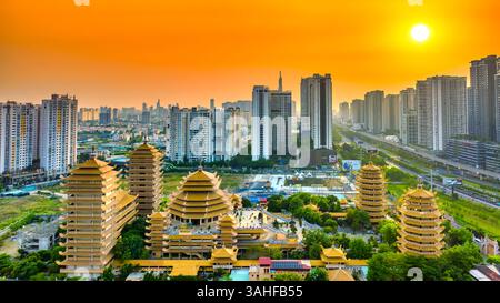 Aus der Vogelperspektive auf das Minh Dang Quang Buddhist Institute eine wunderschöne Pagode, Tempel in der Hauptstadt Ho Chi Minh Stadt von Vietnam Stockfoto