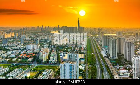 Luftaufnahme der Stadt Saigon mit einer komplexen Autobahnkreuzung. Städtische Entwicklung, Verkehrsinfrastruktur, Stockfoto