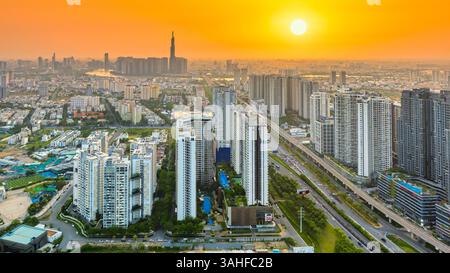 Luftaufnahme der Stadt Saigon mit einer komplexen Autobahnkreuzung. Städtische Entwicklung, Verkehrsinfrastruktur, Stockfoto