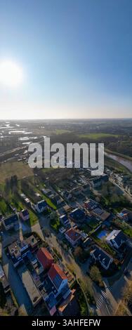 Lier, Antwerpen, Belgien, 5. März 2025, ein atemberaubender Blick aus der Luft zeigt schöne Vorstadthäuser, eingebettet unter einem hellblauen Himmel mit üppigem Grün Stockfoto