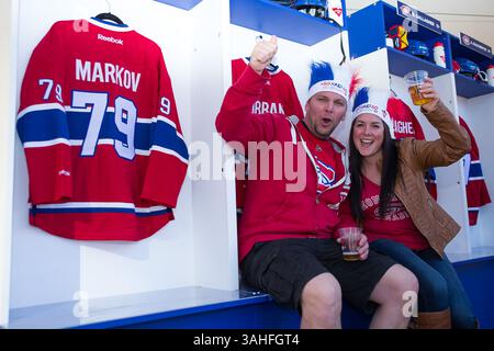 15. April 2015: Die Fans der Montreal Canadiens jubeln vor einem NHL-Spiel zwischen den Ottawa Senators und den Montreal Canadiens in einem der Stanley Cup Playoffs 2015 im Bell Centre in Montreal, Quebec, Kanada. Philippe Bouchard/CSM(Bild: © Philippe Bouchard/Cal Sport Medi/Cal Sport Media/ZUMAPRESS.com) Stockfoto