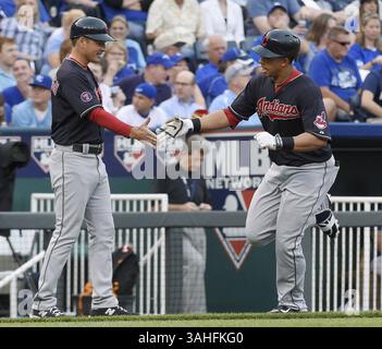 5. Mai 2015: Kansas City, MO, USA - Michael Brantley, rechts, wird vom dritten Base-Trainer Mike Sarbaugh gratuliert, nachdem er am Dienstag, den 5. Mai 2015, im Kauffman Stadium in Kansas City, Mo., ein zwei-Runs-Inning gegen die Kansas City Royals absolviert hatte. (Abbildung: © John Sleezer/TNS/ZUMA Wire) Stockfoto