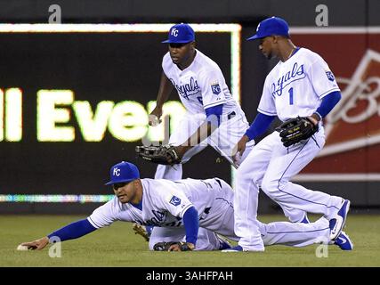 6. Mai 2015 – Kansas City, MO, USA – Kansas City Royals zweiter Baseman Christian Colon kämpft um den Ball, den er verpasste, mit dem Mittelfeldspieler Lorenzo Cain (6) und dem Rechtsfeldspieler Jarrod Dyson (1), der am Mittwoch, den 6. Mai 2015 im siebten Inning der Cleveland Indians, Michael Brantley, um eine Single im Kauffman Stadium in Kansas City, Mo., ausschied. (Abbildung: © John Sleezer/TNS/ZUMA Wire) Stockfoto
