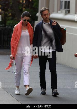 6. Mai 2015 – New York City, NY, USA – Schauspielerin Anne Hathaway und ihr Mann Adam Shulman spazieren am 6. Mai 2015 in New York City im East Village (Foto: © Zelig Shaul/Ace Pictures/ZUMA Wire) Stockfoto