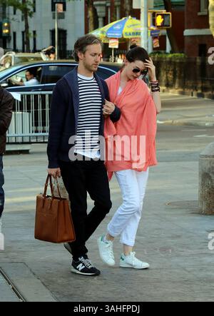 6. Mai 2015 – New York City, NY, USA – Schauspielerin Anne Hathaway und ihr Mann Adam Shulman spazieren am 6. Mai 2015 in New York City im East Village (Foto: © Philip Vaughan/Ace Pictures/ZUMA Wire) Stockfoto