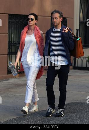 6. Mai 2015 – New York City, NY, USA – Schauspielerin Anne Hathaway und ihr Mann Adam Shulman spazieren am 6. Mai 2015 in New York City im East Village (Foto: © Zelig Shaul/Ace Pictures/ZUMA Wire) Stockfoto