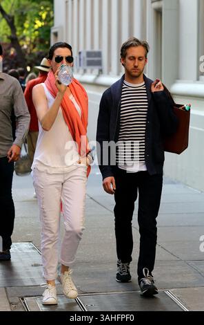 6. Mai 2015 – New York City, NY, USA – Schauspielerin Anne Hathaway und ihr Mann Adam Shulman spazieren am 6. Mai 2015 in New York City im East Village (Foto: © Philip Vaughan/Ace Pictures/ZUMA Wire) Stockfoto